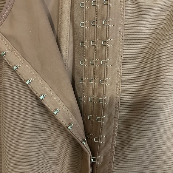 Post op bbl, liposuction faja. Brand new never worn - Picture 3 of 5